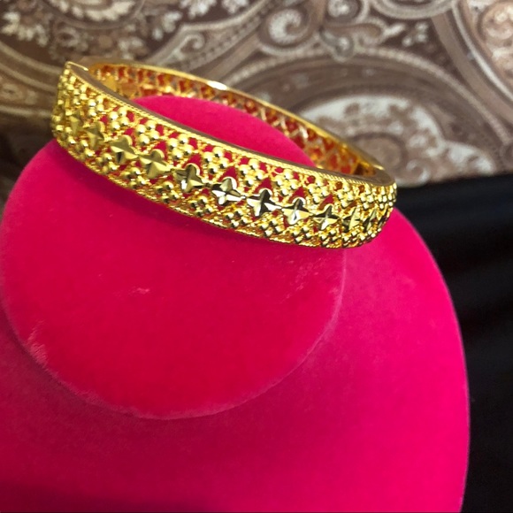❌SOLD❌14k Gold Plated Square Design Bangle - Picture 5 of 8